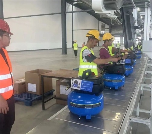 20241031492139.jpg 馬來(lái)團(tuán)隊(duì)合影 裝配線啟動(dòng)第一臺(tái)空壓機(jī)(圖2)