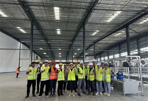 20241031421307.jpg 馬來(lái)團(tuán)隊(duì)合影 裝配線啟動(dòng)第一臺(tái)空壓機(jī)(圖1)