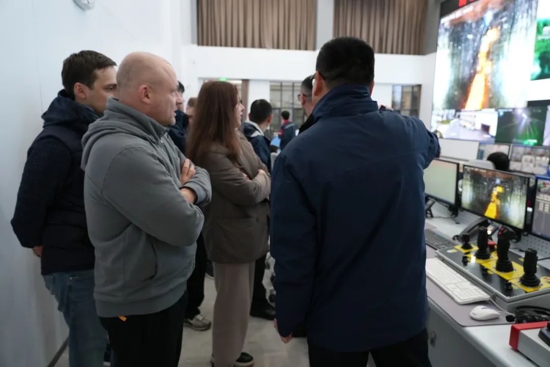 歐洲客戶代表團赴湖北宜昌考察開山重工地下鑿巖機器人(圖3)