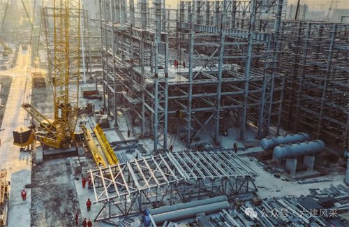 20241012429288.jpg 裂解氣壓縮機(jī)廠房首個屋頂框架吊裝到位(圖2)