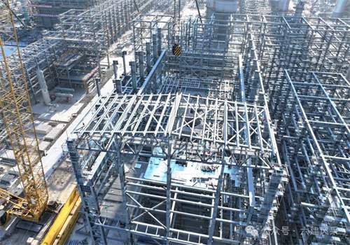 20241012271673.jpg 裂解氣壓縮機(jī)廠房首個屋頂框架吊裝到位(圖1)