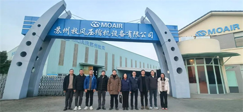 通潤驅(qū)動(dòng)集團(tuán)總裁張莉參觀牧風(fēng)工廠(圖1)