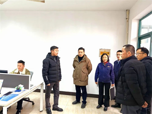 通潤驅(qū)動(dòng)集團(tuán)總裁張莉參觀牧風(fēng)工廠(圖2)