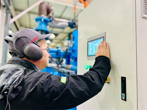 江蘇新材料公司定制離心空氣壓縮機成功離線(圖3)