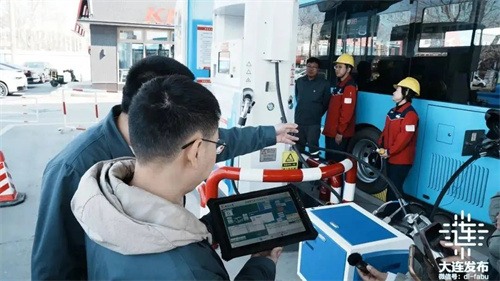 20250421826588.jpg 國內(nèi)首臺直管結(jié)構(gòu)70兆帕壓縮氫加氣器驗收裝置完成驗收(圖3)