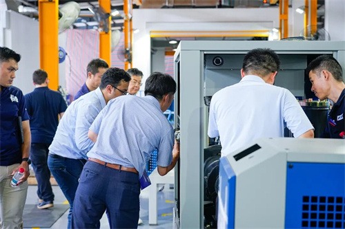 巖田集團(tuán)全球多家公司技術(shù)專(zhuān)家和管理代表到上海斯可絡(luò)壓縮機(jī)有限(圖2)