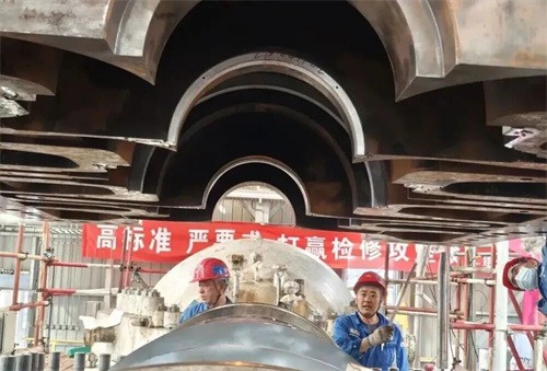 撫順石化烯烴廠裂解氣壓縮機(jī)組維修現(xiàn)場 38噸重汽輪機(jī)蓋在起重(圖1)