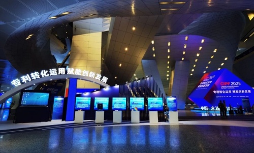 雪人集團(tuán)與中國科學(xué)院理化技術(shù)研究所聯(lián)合開發(fā)“氦噴油螺桿壓縮機(jī)(圖1)